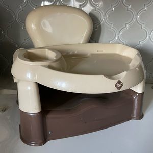 Booster seat with tray